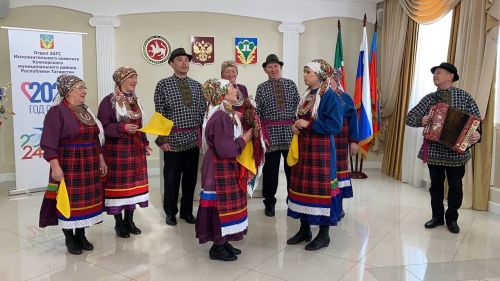 Кукмараның никахлашу сараенда  Алтын туйларын билгеләп үтүче парларны  хөрмәтләделәр