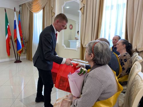 Кукмараның никахлашу сараенда  Алтын туйларын билгеләп үтүче парларны  хөрмәтләделәр