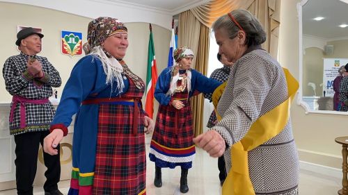 Кукмараның никахлашу сараенда  Алтын туйларын билгеләп үтүче парларны  хөрмәтләделәр