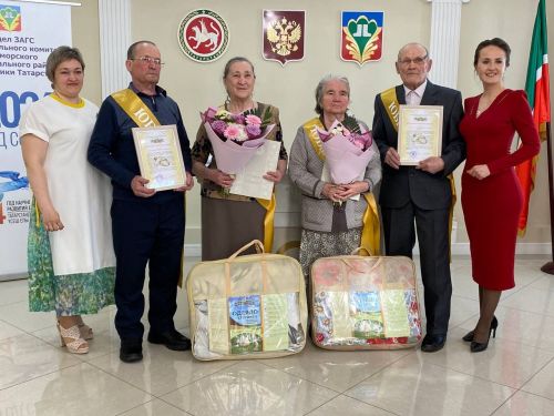 Кукмараның никахлашу сараенда  Алтын туйларын билгеләп үтүче парларны  хөрмәтләделәр