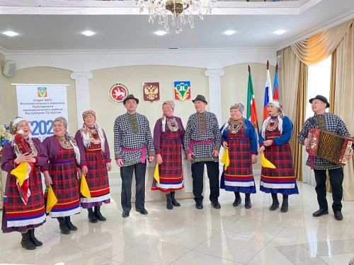 Кукмараның никахлашу сараенда  Алтын туйларын билгеләп үтүче парларны  хөрмәтләделәр