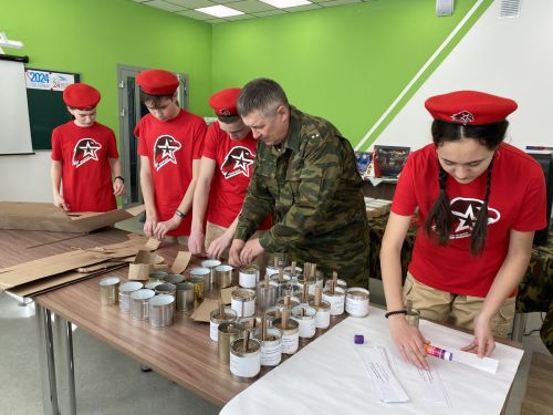Блиндаж шәмнәре, сохарилар һәм «заряжайкалар»: Ядегәр мәктәбе укучылары солдатларга гуманитар ярдәм әзерли