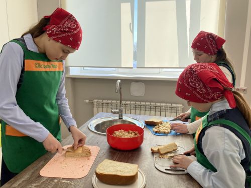 Блиндаж шәмнәре, сохарилар һәм «заряжайкалар»: Ядегәр мәктәбе укучылары солдатларга гуманитар ярдәм әзерли