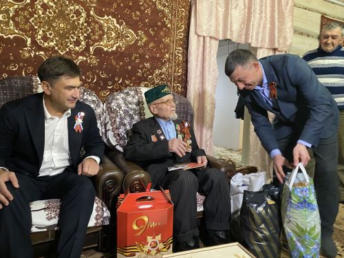 Кукмара районы башлыгы Сергей Димитриев сугыш ветеранын бәйрәм белән котлады