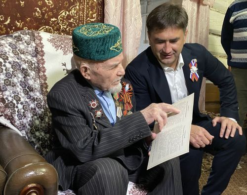 Кукмара районы башлыгы Сергей Димитриев сугыш ветеранын бәйрәм белән котлады