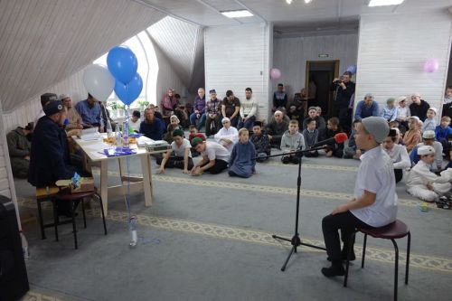 Кукмарада малайлар һәм кызлар арасында зурлап Коръән укучылар бәйгесе үткәрелде