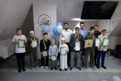 Кукмарада малайлар һәм кызлар арасында зурлап Коръән укучылар бәйгесе үткәрелде