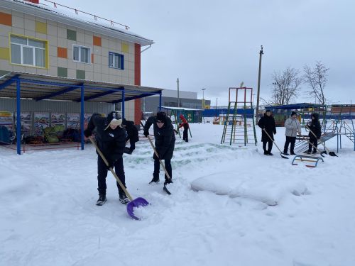 В Кукморе активисты Центра «Форпост» помогают в уборке территорий от снега