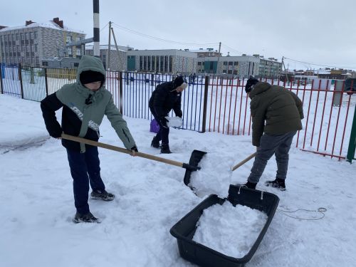 В Кукморе активисты Центра «Форпост» помогают в уборке территорий от снега