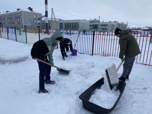 В Кукморе активисты Центра «Форпост» помогают в уборке территорий от снега