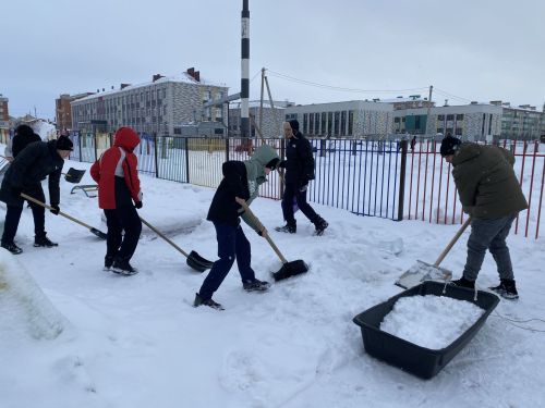 В Кукморе активисты Центра «Форпост» помогают в уборке территорий от снега
