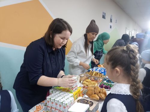 Кукмара 4нче урта мәктәбендә хәрбиләргә ярдәм йөзеннән татлы ярминкә оештырылды