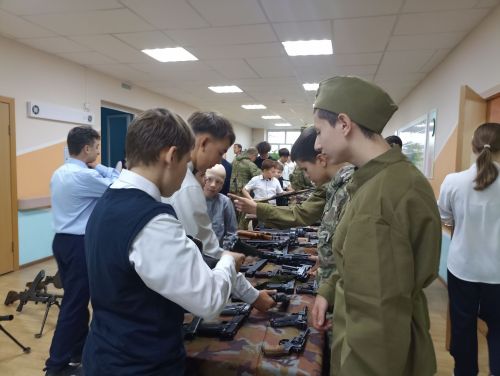 Кукмара 4нче урта мәктәбендә хәрбиләргә ярдәм йөзеннән татлы ярминкә оештырылды