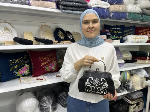 Аның кулында чигү җебе җанлана: Кукмара остасы Римма Закированың хезмәте