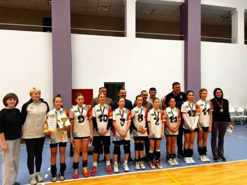 Айдар Закиров истәлегенә турнир: Кукмарада волейболчы кызлар көч сынашты