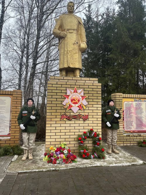 Нырья авыл җирлегендә Билгесез солдат һәйкәленә чәчәкләр салынды