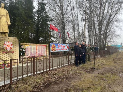 Нырья авыл җирлегендә Билгесез солдат һәйкәленә чәчәкләр салынды