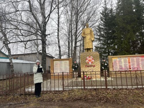 Нырья авыл җирлегендә Билгесез солдат һәйкәленә чәчәкләр салынды