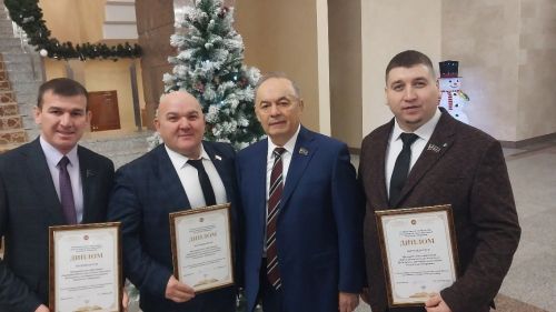 Рөстәм Миңнеханов Кукмара районының авыл җирлекләре башлыкларына яңа автомобиль ачкычларын тапшырды