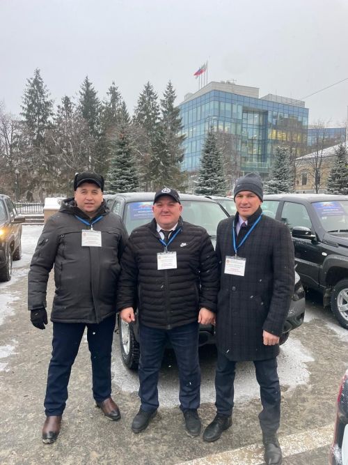 Рөстәм Миңнеханов Кукмара районының авыл җирлекләре башлыкларына яңа автомобиль ачкычларын тапшырды