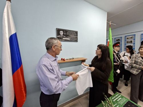 В Кукморе открыты мемориальная доска и Геройская парта в память о Герое
