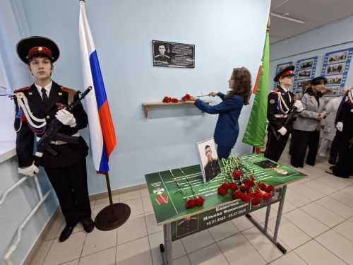 В Кукморе открыты мемориальная доска и Геройская парта в память о Герое