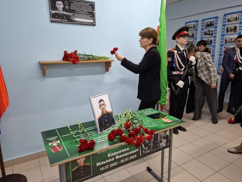 В Кукморе открыты мемориальная доска и Геройская парта в память о Герое
