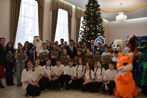 🎄В Кукморе дети военнослужащих получили подарки от Раиса республики