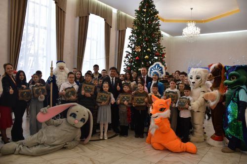 🎄В Кукморе дети военнослужащих получили подарки от Раиса республики
