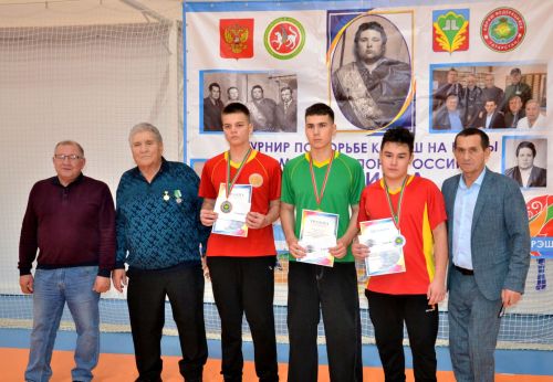 Кукмарада Нурсил Галиев призларына татарча көрәш ярышлары үтте