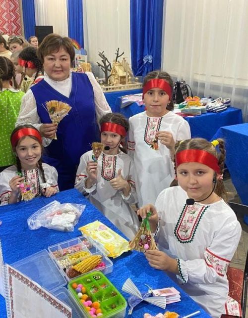 Кукмарадан Земфира Ямалова үзе эшләгән коллектив белән берлектә төрле милли проектларны тормышка ашыра