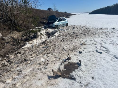 Кукмара районында җиңел автомобиль юл читенә төшкән