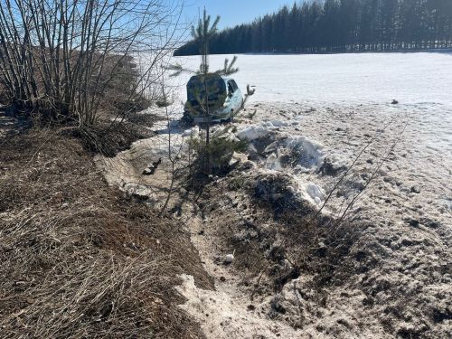 Кукмара районында җиңел автомобиль юл читенә төшкән