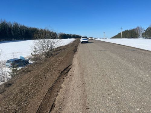 Кукмара районында җиңел автомобиль юл читенә төшкән