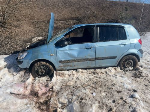 Кукмара районында җиңел автомобиль юл читенә төшкән