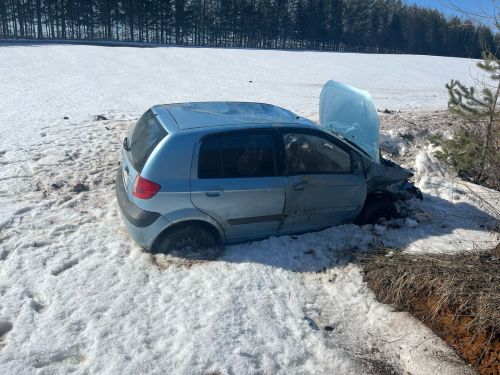 Кукмара районында җиңел автомобиль юл читенә төшкән