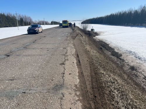 Кукмара районында җиңел автомобиль юл читенә төшкән