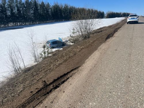 Кукмара районында җиңел автомобиль юл читенә төшкән