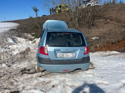 Кукмара районында җиңел автомобиль юл читенә төшкән