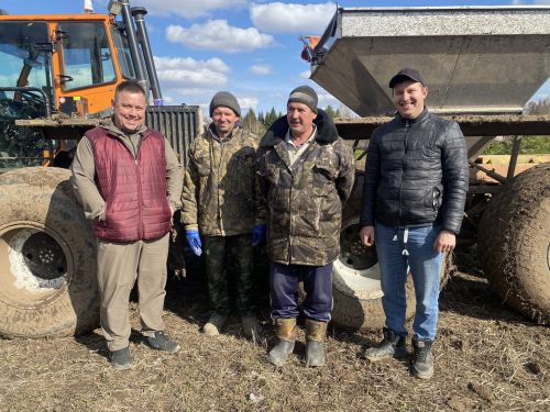 Кукмара районының «Әсәнбаш-Агро» җәмгыятендә уҗымнарны һәм үләннәрне минераль ашламалар белән тукландыру төгәлләнеп килә
