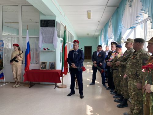 Нырты мәктәбендә махсус хәрби операциядә һәлак булган ике якташыбыз истәлегенә мемориаль такталар ачылды