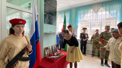 Нырты мәктәбендә махсус хәрби операциядә һәлак булган ике якташыбыз истәлегенә мемориаль такталар ачылды