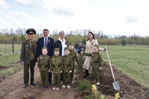 В Кукморе посадили саженцы деревьев в рамках акции «Сад памяти»
