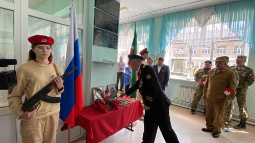 Нырты мәктәбендә махсус хәрби операциядә һәлак булган ике якташыбыз истәлегенә мемориаль такталар ачылды