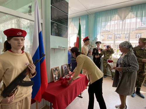 Нырты мәктәбендә махсус хәрби операциядә һәлак булган ике якташыбыз истәлегенә мемориаль такталар ачылды