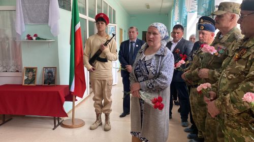 Нырты мәктәбендә махсус хәрби операциядә һәлак булган ике якташыбыз истәлегенә мемориаль такталар ачылды