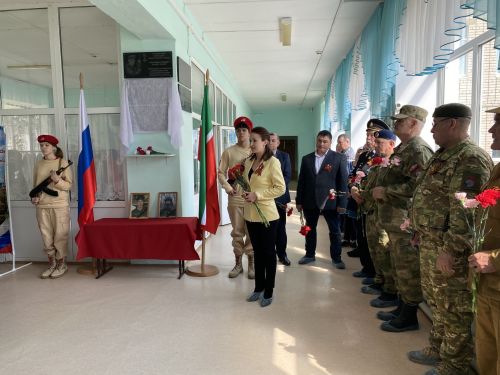 Нырты мәктәбендә махсус хәрби операциядә һәлак булган ике якташыбыз истәлегенә мемориаль такталар ачылды