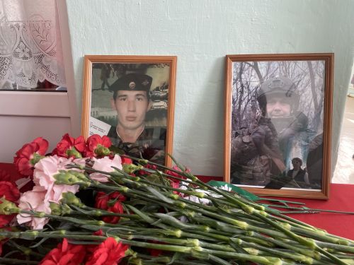 Нырты мәктәбендә махсус хәрби операциядә һәлак булган ике якташыбыз истәлегенә мемориаль такталар ачылды