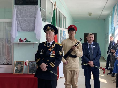 Нырты мәктәбендә махсус хәрби операциядә һәлак булган ике якташыбыз истәлегенә мемориаль такталар ачылды