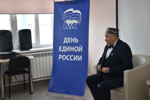 Кукмара китапханәсендә Татарстан Республикасының атказанган артисты Азат Зарипов белән очрашу булды
